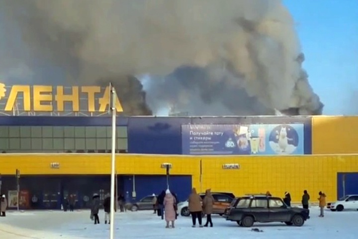 Гипермаркет «Лента» загорелся в Томске