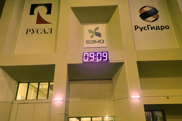 В машинном зале Богучанской ГЭС установлены уникальные электронные часы   