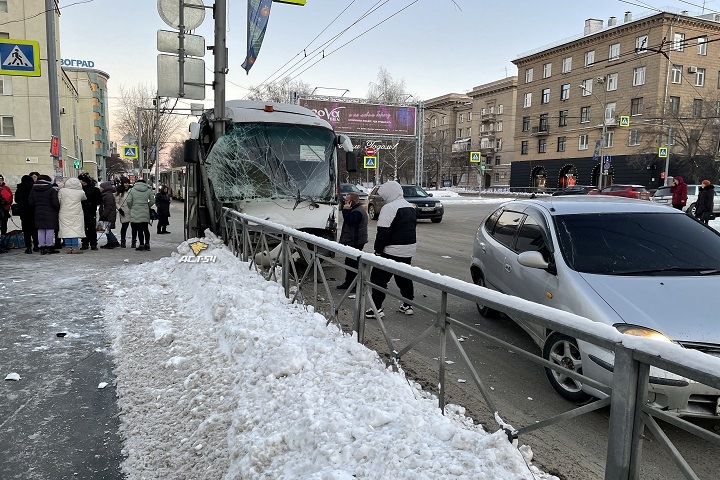 Автобус с детьми врезался в столб в центре Новосибирска
