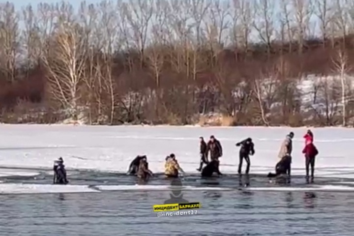 Посетители провалились под лед в заказнике на Алтае