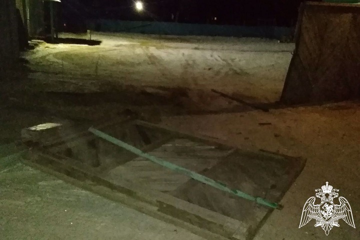 Мужчины на грузовике выбили ворота гостиницы в Бурятии