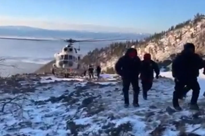 Пострадавшего при сходе лавины в Бурятии сноубордиста эвакуировали на вертолете