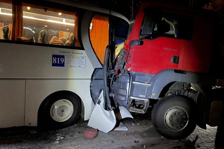 Автобус с 40 пассажирами и две фуры столкнулись в Иркутской области