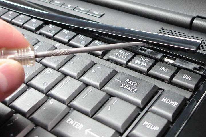 Из-за чего ломается клавиатура на ноутбуке  и что с этим делать