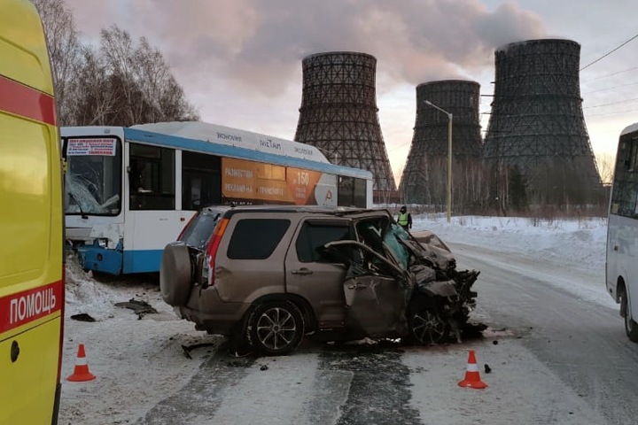 Мужчина погиб в лобовой аварии с автобусом в Новосибирске