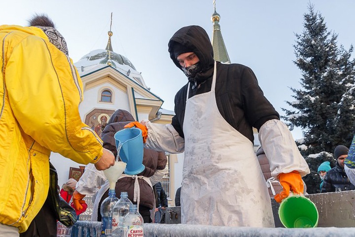 Новосибирские ученые напомнили, что «святая вода» не отличается от обычной