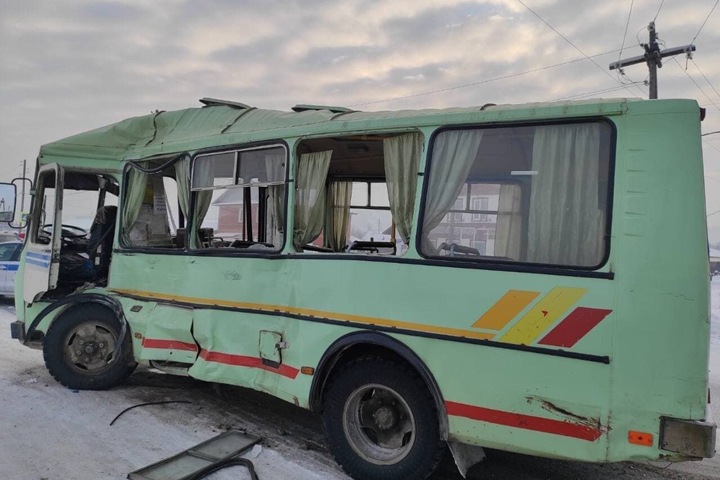 Пассажирские автобусы столкнулись в Красноярском крае