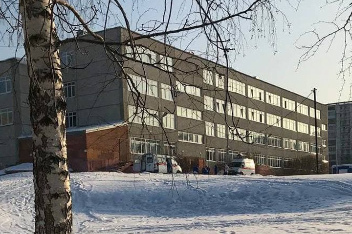 Ребенок выпал с четвертого этажа школы в Томске