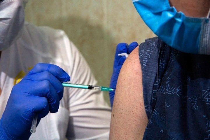 Новосибирский вирусолог считает, что вакцинация детей от COVID-19 поможет снизить уровень заболеваемости среди взрослых