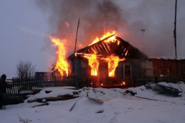 Дело о халатности возбуждено в Иркутской области после смерти двух детей при пожаре. Их облили горючей жидкостью