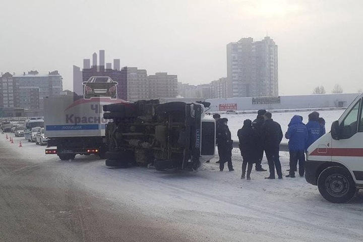 Автозак с подсудимыми перевернулся недалеко от Красноярска