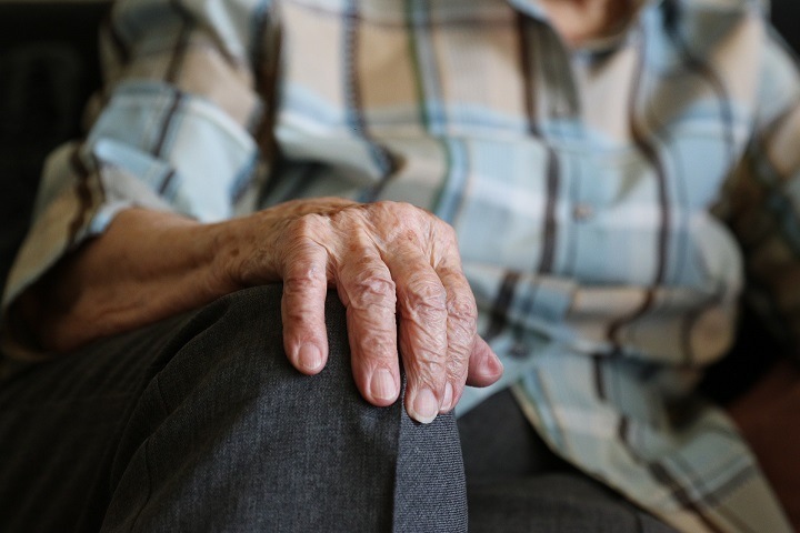 Хозяйка приюта в Хакасии, где пенсионеры массово заразились коронавирусом, пойдет под суд
