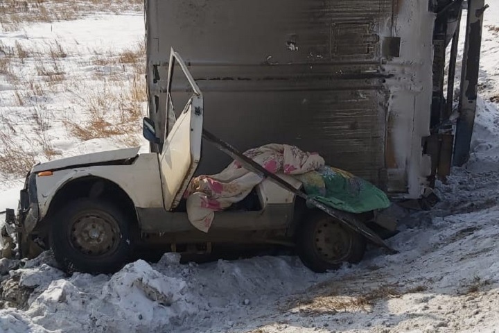Фура опрокинулась на «Ниву» в Иркутской области: погиб подросток