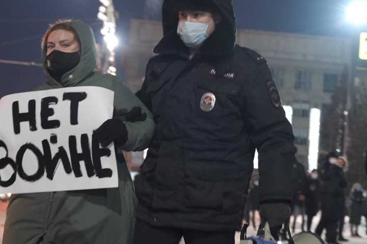 Задержания начались на новосибирских пикетах против войны с Украиной