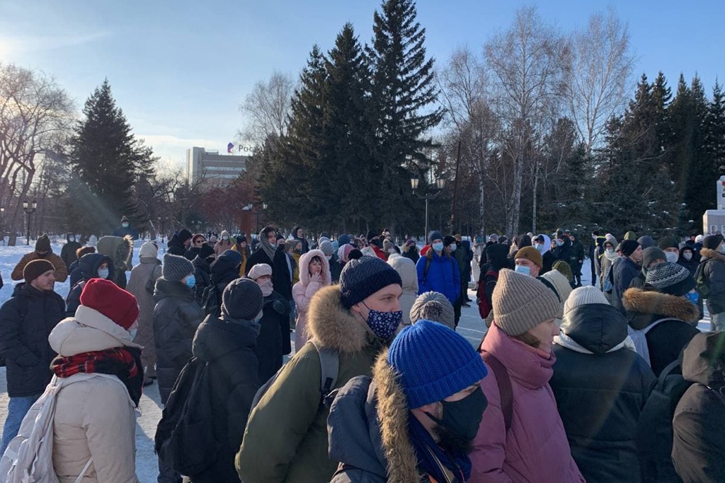 Город 220. Люди в городе. Протесты в Новосибирске. Люди в городе Россия. Новосибирск весной.