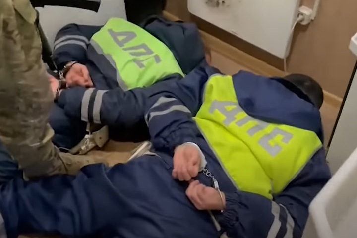 Иркутские полицейские задержаны за помощь в проезде большегрузов с незаконной древесиной