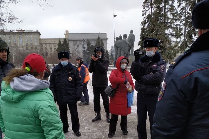 Полиция задержала активистку в центре Новосибирска