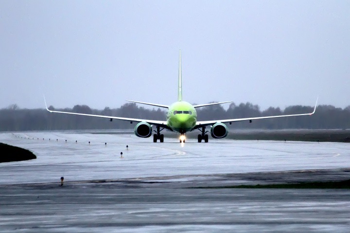 Самолет из Новосибирска сел в Иркутске из-за проблем с двигателем