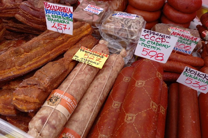 Новосибирцам предложили местные продукты: мухоморы, кремлевская колбаса и растительное масло за 350 рублей