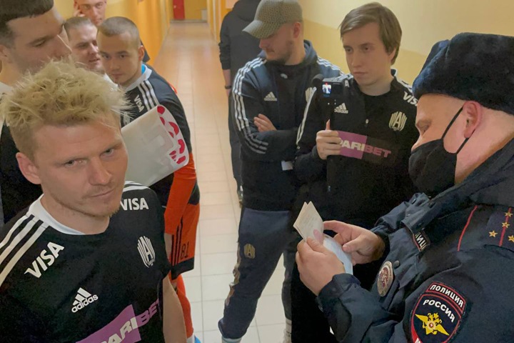 Полиция набросилась на игрока популярного футбольного клуба после матча с ФК «Новосибирск»