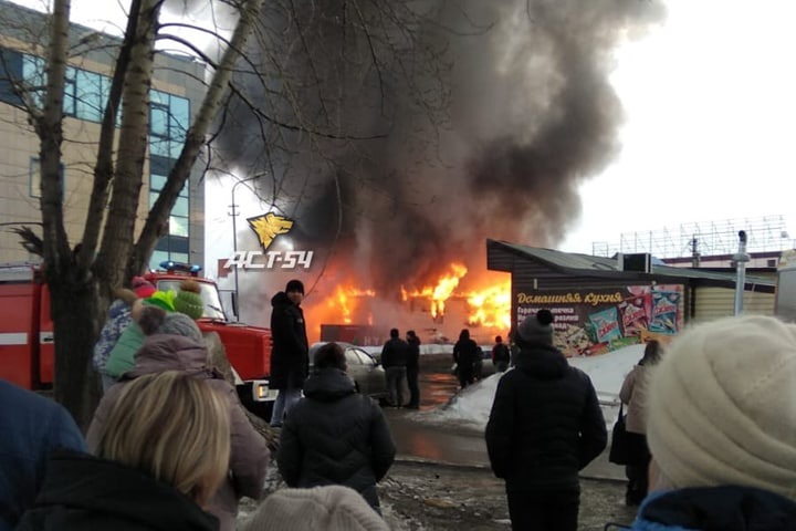 СТО загорелась в Новосибирске
