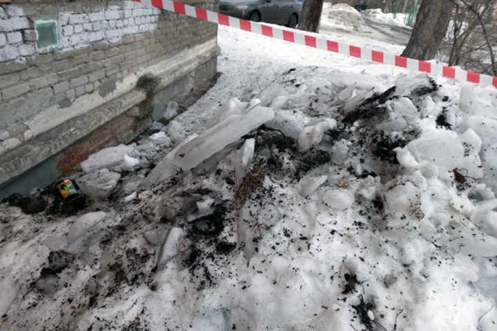 Глыба льда рухнула на женщину в Новосибирске
