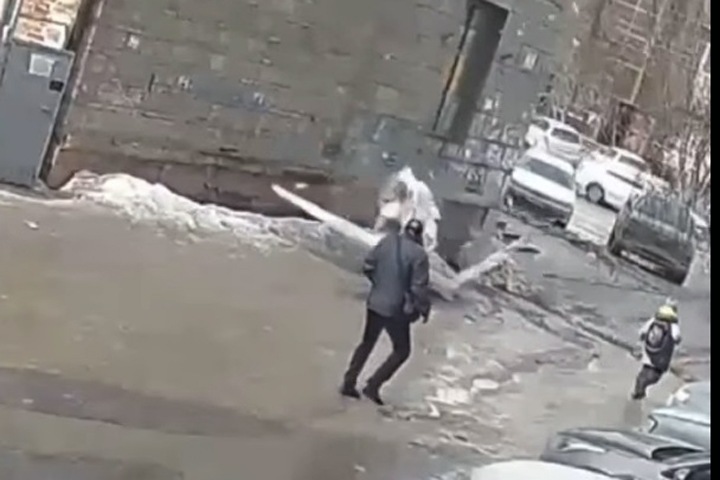 Вторая за день глыба льда рухнула на женщину в Новосибирске