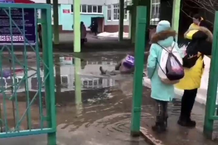 Дети падают в лужи по дороге в школу в Северске