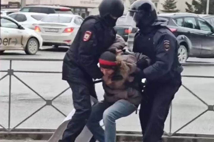 Около 20 человек задержали на протестной акции в Новосибирске