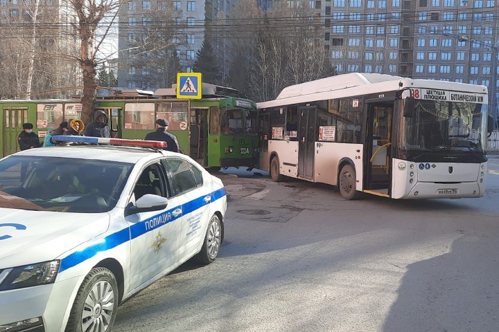 Женщина пострадала при столкновении троллейбуса и автобуса в Новосибирске