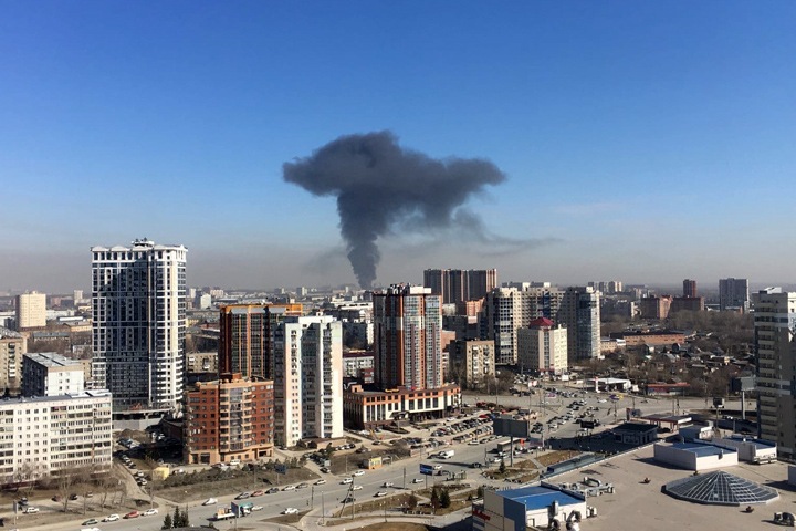 Столб черного дыма поднялся над Новосибирском