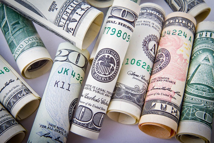 Наличную валюту предлагают новосибирцам по 90 и по 900 рублей