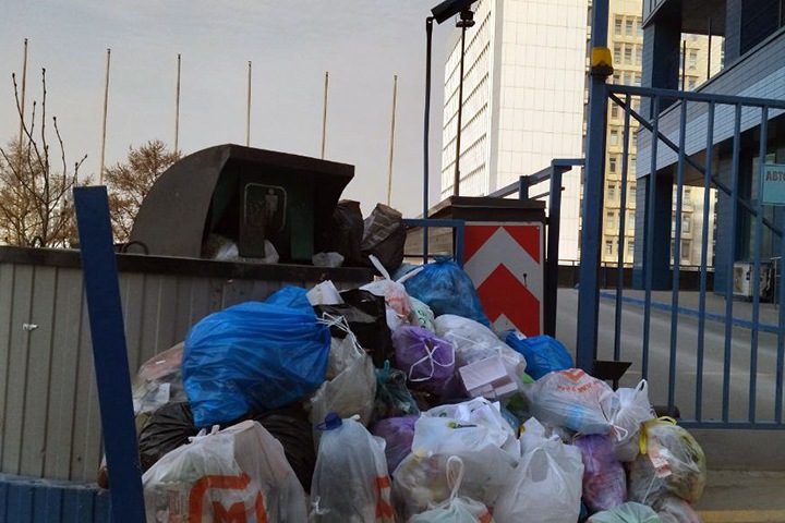Новосибирцы начали жаловаться на невывезенный мусор на фоне забастовки