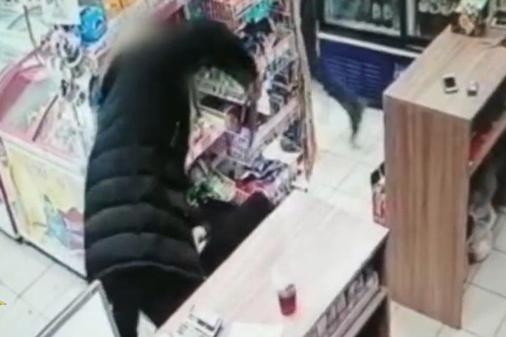 Порезавшего ножом девушку в магазине в Стрежевом отпустили под подписку