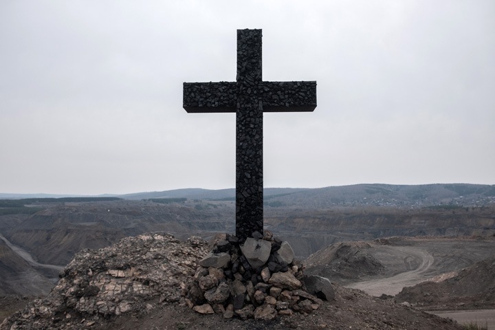 Жители Кузбасса поставили в память о жертвах угледобычи крест