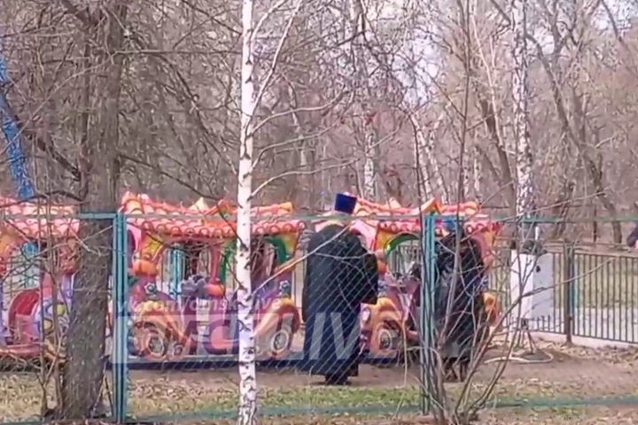 Аттракционы в омском парке освятили после падения женщины с карусели