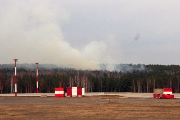 Пожар подобрался к аэропорту Красноярска