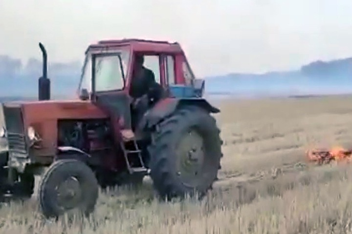 Новосибирский тракторист поджигал поля горящей бороной по заданию директора