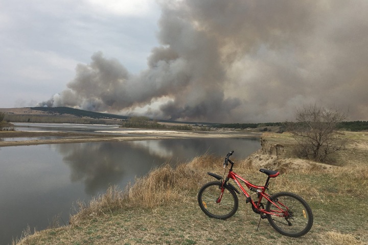 Природные пожары подступили к красноярским селам