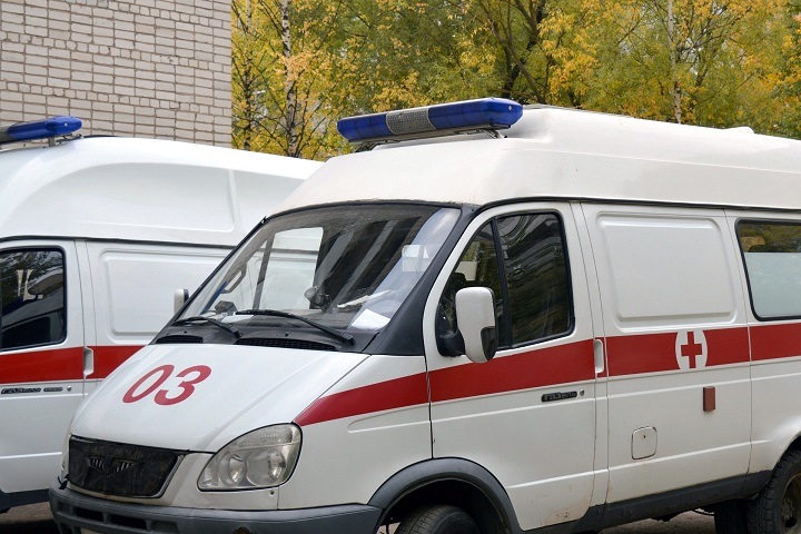 Шестилетнюю девочку с травмами нашли под окнами трехэтажки в Новосибирске