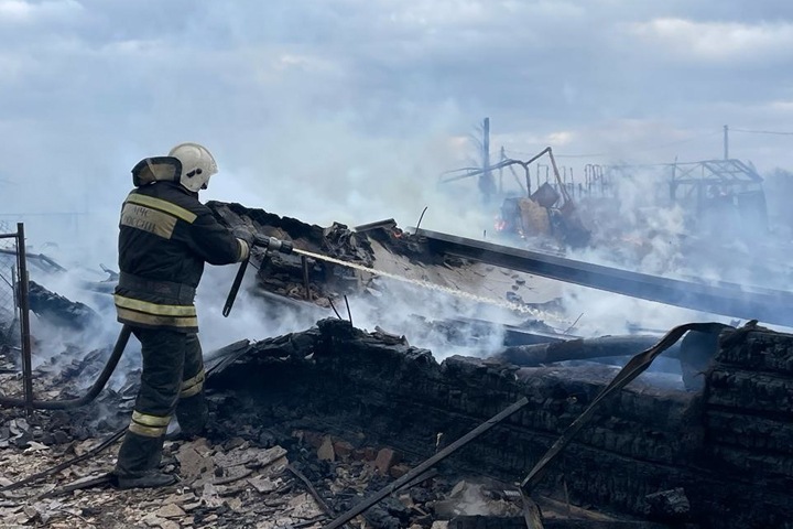 Шесть улиц сгорели, семь человек пострадали в страшном пожаре в Называевске