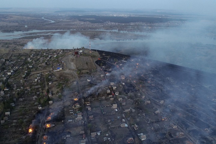 Огонь уничтожил или повредил почти 500 дач в Абакане