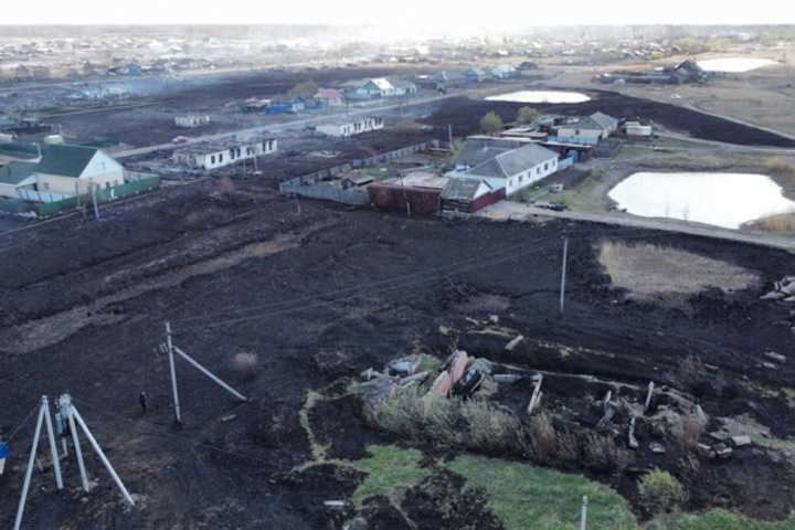 Огонь уничтожил около 100 жилых домов в Омской области