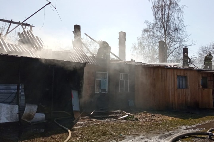 Многоквартирный барак загорелся в Коченёво