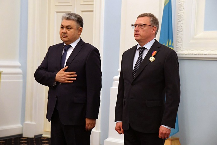 Президент Казахстана наградил поддержавшего «спецоперацию» омского губернатора