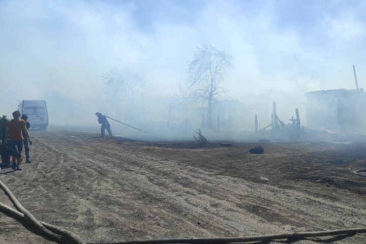 Жилые дома сгорели в Иркутской области из-за пала травы