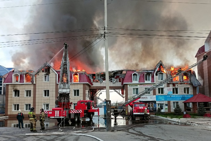 Крупный пожар охватил административное здание в Томске