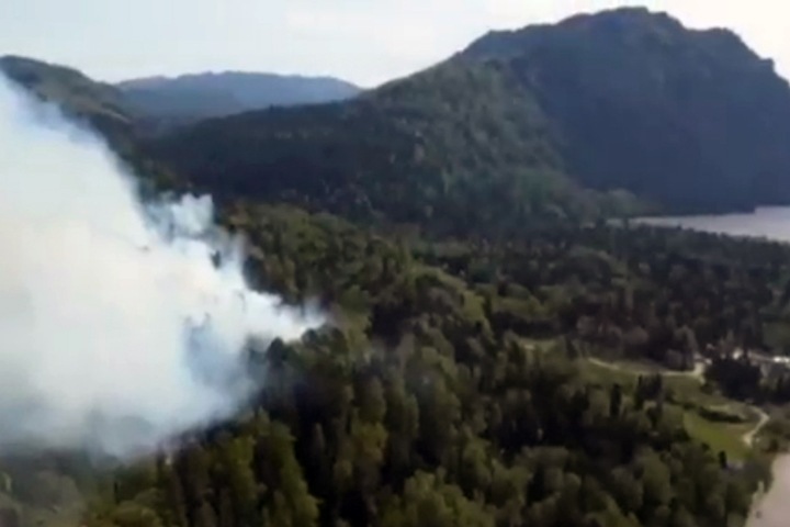 Лесной пожар подошел в туристическому центру на Алтае