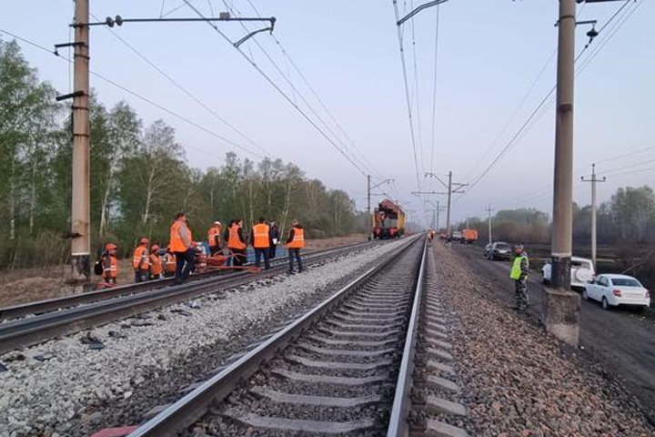 Рабочий погиб, двое пострадали при укладке железной дороги под Барабинском