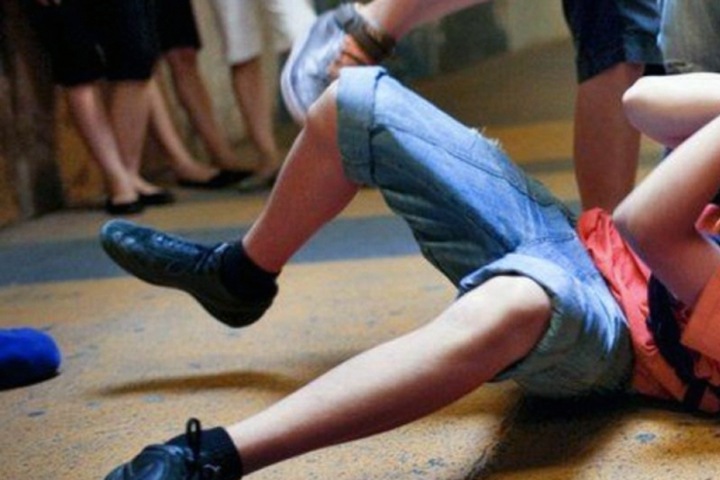 Толпа подростков жестоко избила школьника в Бердске из-за прически